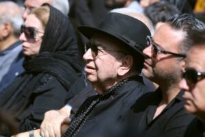 بهمن فرمان آرا در مراسم تشییع اکبر عبدی